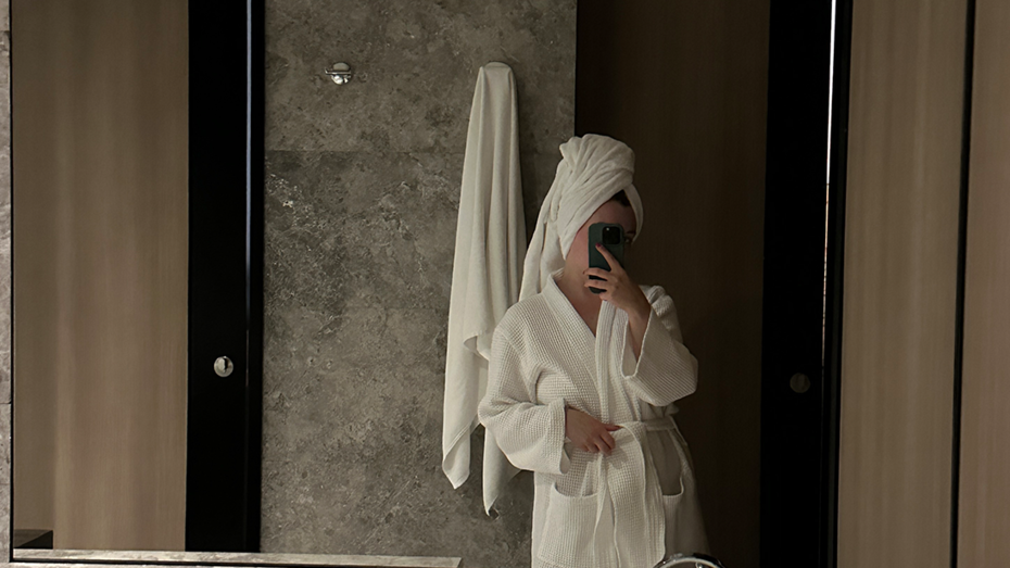 fotografia ilustrativa de uma mulher viajando sozinha se cuidando no hotel