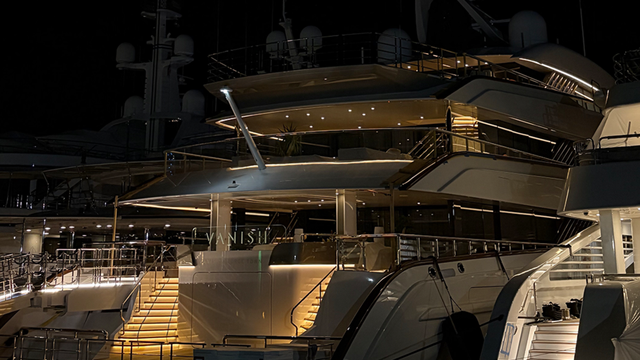 fotografia ilustrativa de um cruzeiro maritmo à noite voosolo