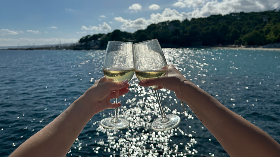 Fotografia ilustrativa de um brinde em alto mar